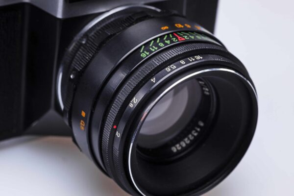 closeup-old-retro-film-camera-lens